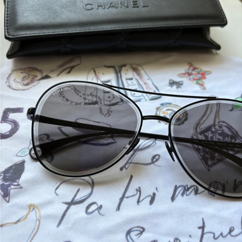 Chanel sunglasses 4260, pilot style, like new